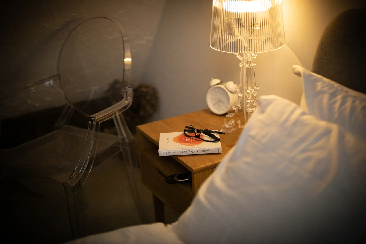Bedroom and bedside lamp at 46 Church Street